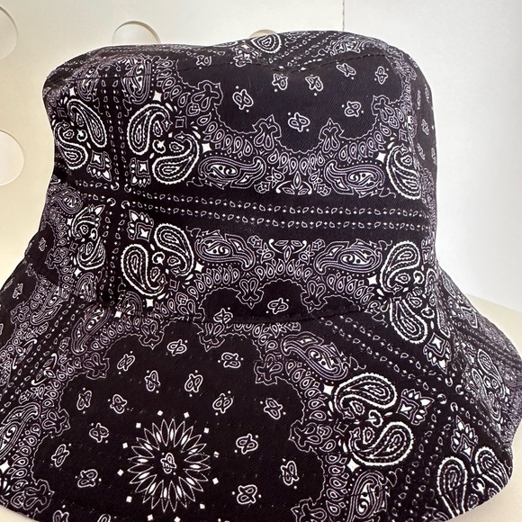 Bucket hat from Adika - Picture 2 of 4
